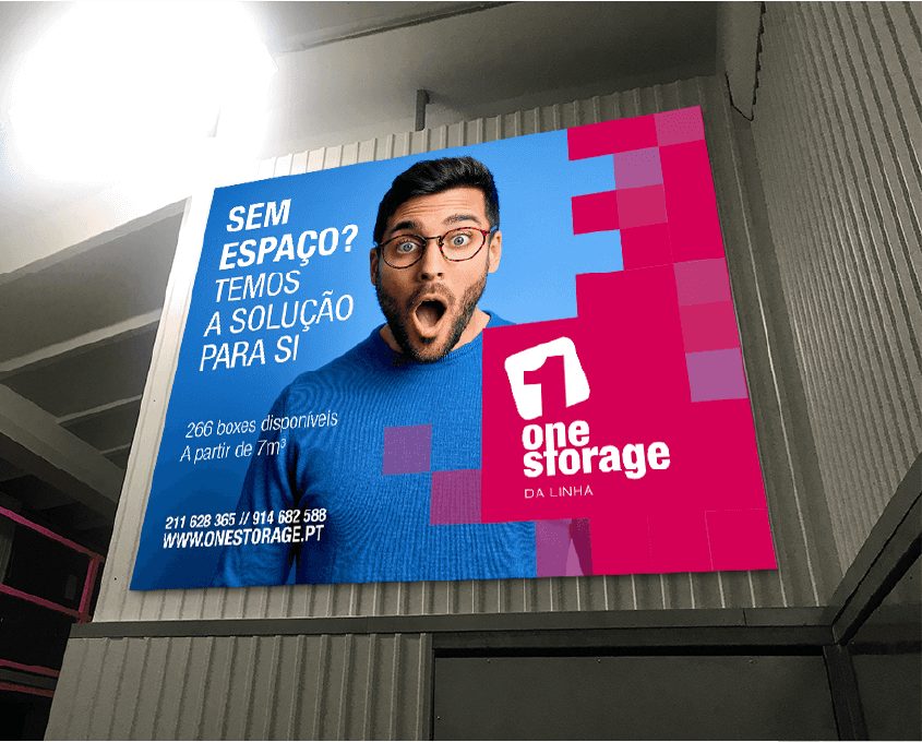 Cartaz Sem espaço? da One Storage com homem surpreendido