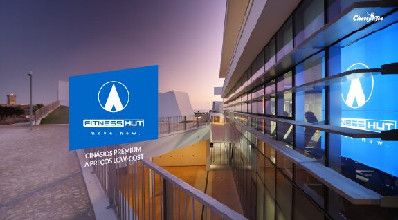 Fachada de ginásio Fitness Hut com a identidade azul aplicada