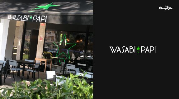 Esplanada do restaurante Wasabi Papi com o logótipo em néon
